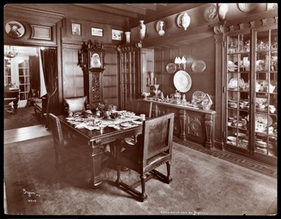 La sala da pranzo della residenza di Lillian Russell, New York, 1904 da Byron Company
